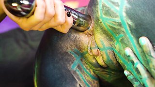 Easy-on-the-eyes Anuskatzz and Miss Flora at pussy licking trailer