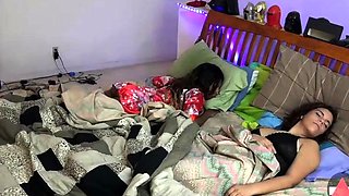 amateur aariana4u fingering herself on live webcam