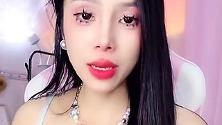 Sexy webcam bitch fucks her ass with a sex toy
