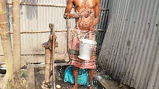 Desi pados bhabhi ke sath milkar Nahaya aaya