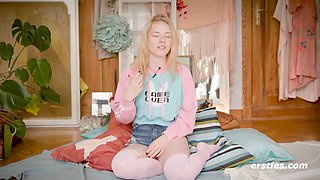 Ash-blonde babe with a shaved pussy enjoys some naughty solo time
