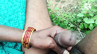 Aunty doing hand fuck in the jungle