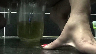 Sexy Kate peeing for you