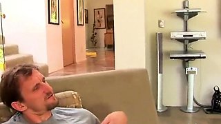 Skolepige i halsen kneppet af mors ven