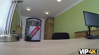 Vip4k. agente de préstamos travieso american sus poderes para follar a hermosa chica