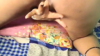 Bhabhi ko ghar me bad kiya pir bhabhiji ne apne chut ko chatne lagi