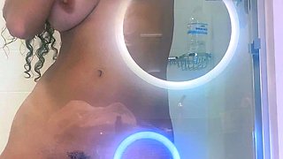 Amateur czech babe stripping and taking shower
