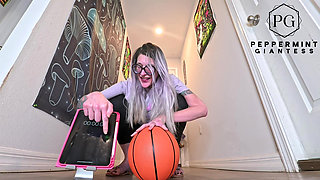 6'7 Tall Goddess One-handed Basketball Hold Challenge How Long Can These Huge Hands Dominate?