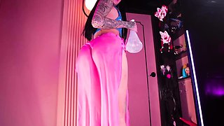 Solo big ass brunette uses toy