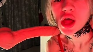 Cute amateur webcam teen girl toying pussy on webcam