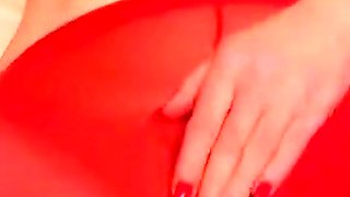 Die deutsche MILF Tina spielt in roten Strumpfhosen.