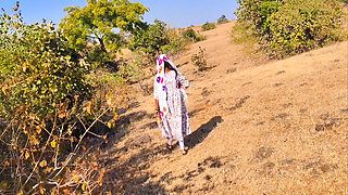 Ladki hmko jangle me mili, vah subah subah gav ke najdiki jangle me bathroom karne aai thi - Indian bhabhi hot xxx movie in Hindi voice.