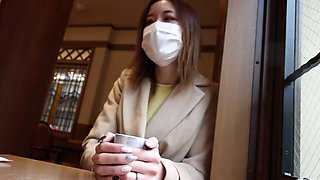 クールな色っぽい人妻がクンニを凝視して色っぽいフェラ