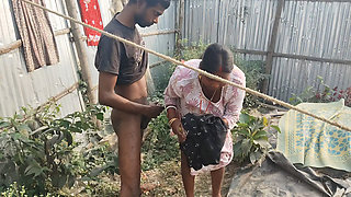 Indian village desi bhabhi ki outdoor chudai