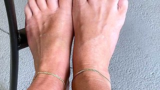 Amateur Foot Fetish Girlfriend Sucks and gives a Footjob