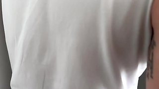 je le suce sous la douche en rentrant de la plage