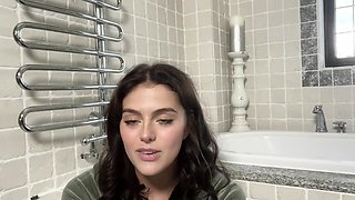 Sex starved beauty brings herself to climax in the bathroom