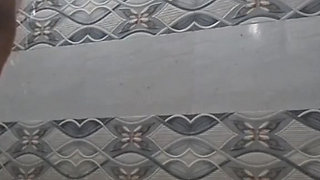 Desi bhabhi bathroom me naha rahi h...