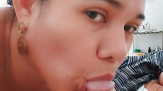 Amateur girlfriend sucking deep throat