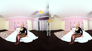 Big boobed Memphis Monroe masturbates in stocking