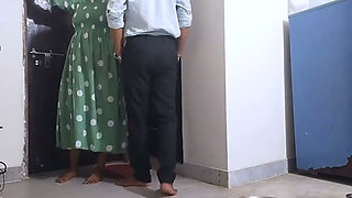 Office Me Ayi Hui Ladki Ne Apni Boss Ke Sath Chut Share Ki