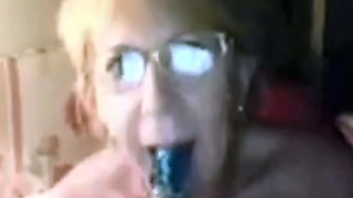 A 74 ans je leche mon gode comme personne