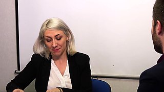 Julie Holly-La Recruteuse Est Une Cougar AffamÃ©e