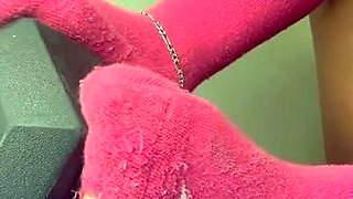 Amateur Foot Fetish Girlfriend Sucks and gives a Footjob
