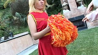 Sexy skinny blonde gives blowjob in threesome