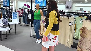 Teen makes herself squirt with vibrator in Public