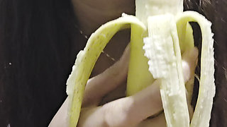 This is how to suck a banana erotically🤭