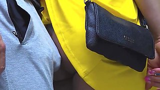un frotteur caresse une femme dans le bus