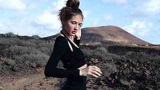 Sexy muse reveals her tits in the desert
