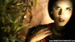 Glamorous India's small tits clip