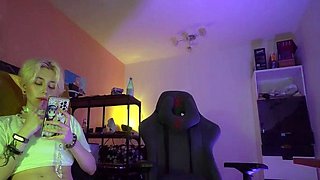 Homemade amateur webcam teen slut dancin