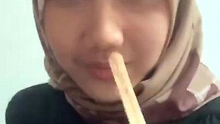 Hijab Viral Nyusuin Pacar