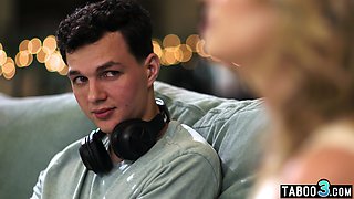 cougar lets stepson to discover her snatch