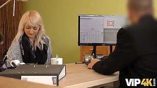 Vip4k. katy aux cheveux blonds espère obtenir un prêt mais l'agent veut du sexe