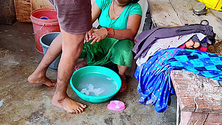 Desi bhabhi ne  bathroom me land chusha