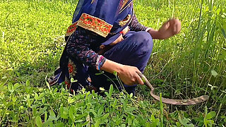 Ghass kat rahi bhabhi ko mut nikala aur milk