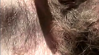 Die dreckige haarige Falte einer deutschen Frau