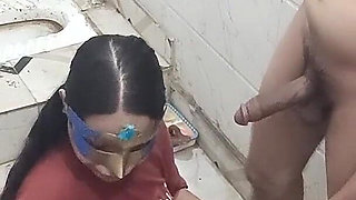Masked Padosan Ne Bathroom Mein Chudai Karwayi
