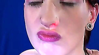 Suesse Linda Swallows Cum in Ggg Bukkake