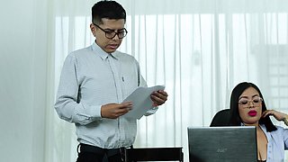 Me follo a mi secretaria latina