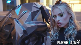 Huge booty blondie up close with Playboy