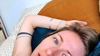 Amateur babes are good at masturbating as well