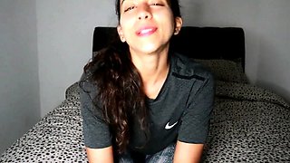 Amateur webcam girl fingering pussy and cum