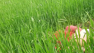 Pussy is scratching in the outdoor field, father-in-law saw me in the field, daughter-in-law, take my penis, don't put a finger in the field.