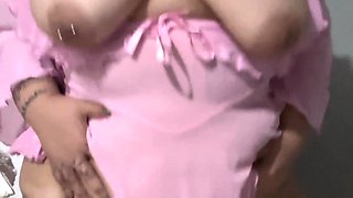 Montando un enorme dildo negro