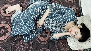 Soyi hui sister in law ka big boobs daba daba kar pela